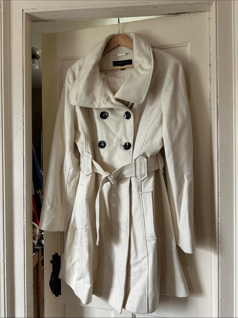 Women's Double-Breasted peacoat with Belt. 61% wool